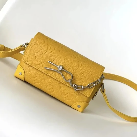 Bolso amarillo con correa