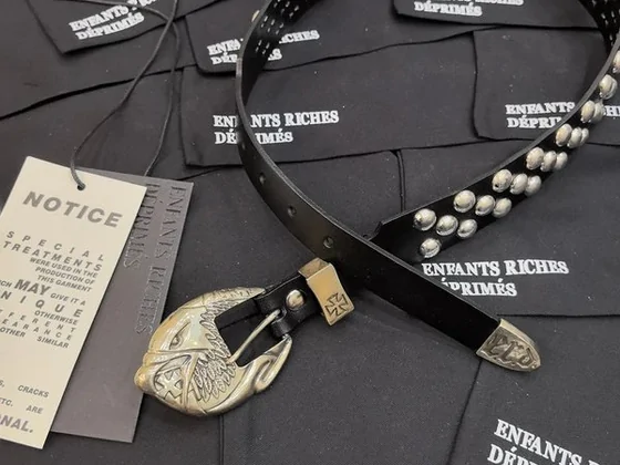 Cinturón negro con tachuelas y hebilla metálica