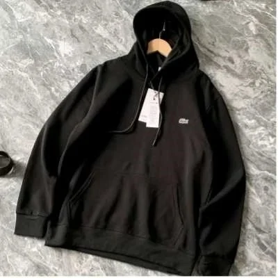 Sudadera negra con capucha en una percha
