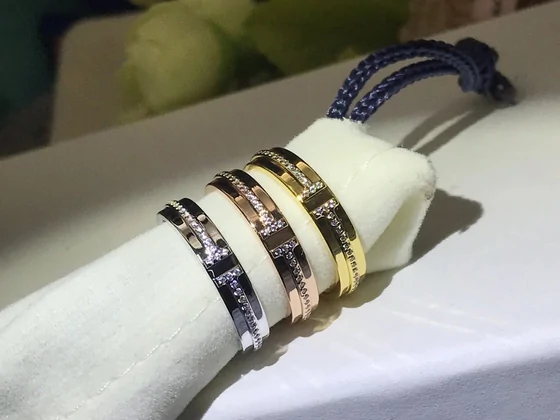 Pulseras metálicas de varios tonos