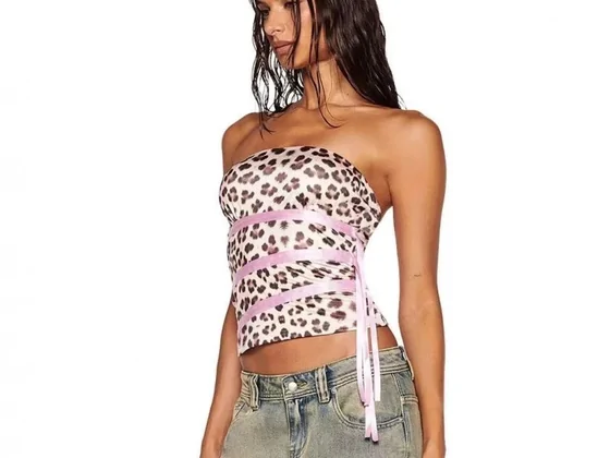 Una modelo con un top estampado sin tirantes